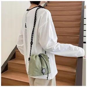 Vista dettagliata della borsa a secchiello casual in nylon verde oliva con coulisse scale