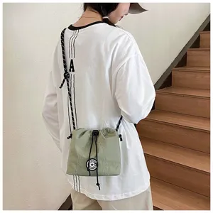 Piccola borsa a secchiello in nylon verde con coulisse per attività di tempo libero