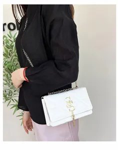 Witte gewatteerde crossbodytas met gouden ketting en kwastje