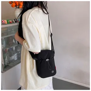 Achteraanzicht van een minimalistische zwarte nylon crossbodytas voor meisjes