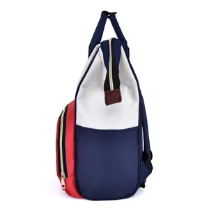 Detalle lateral de una mochila cambiador multifuncional de gran capacidad tricolor.