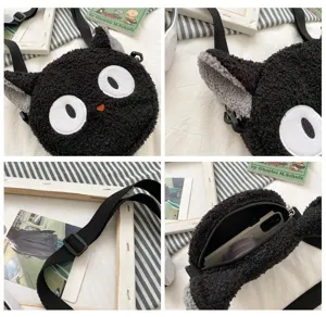 Vue détaillée en 4 panneaux d'un sac bandoulière en peluche chat noir avec intérieur