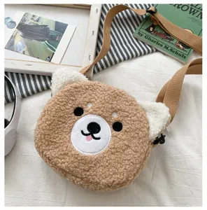 Vue détaillée du sac bandoulière ours en peluche mignon en laine d'agneau