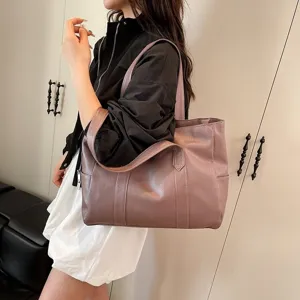 Elegante bolso tote de cuero malva de gran capacidad llevado por una modelo para oficina