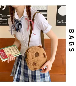 Mignon sac bandoulière en peluche capybara marron porté par un modèle en uniforme