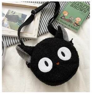 Vue détaillée d'un joli sac à bandoulière en peluche chat noir avec de grands yeux