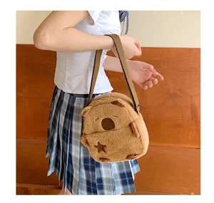 Vue détaillée du sac à bandoulière en peluche capybara marron sur un mannequin en jupe
