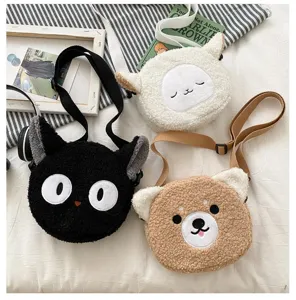 Vue détaillée de trois adorables sacs en peluche en forme d'animaux pour femmes.