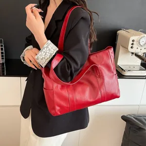 Bolso tote rojo de gran capacidad en cuero sintético llevado por una modelo