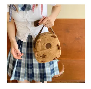 Sac à bandoulière mignon en peluche capybara marron avec un uniforme scolaire japonais