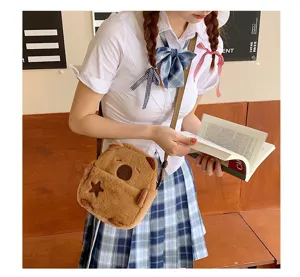 Détail d'un joli sac à bandoulière en peluche capybara marron pour jeunes filles