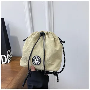 Borsa a secchiello casual in nylon beige con coulisse, toppa SPORT e cordini bicolore