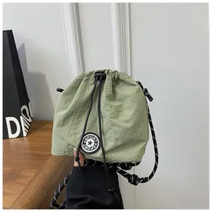 Borsa a secchiello in nylon verde chiaro con coulisse, toppa a stella sportiva e tracolla