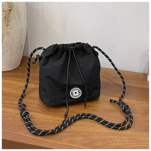 Vista dettagliata della borsa a secchiello in nylon nero con stemma a stella