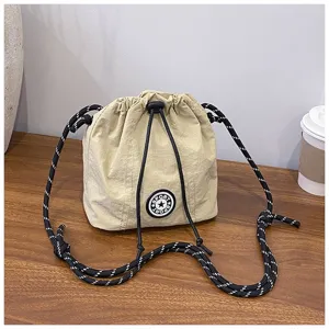 Piccola borsa a secchiello in nylon con coulisse e tracolla in paracord bicolore