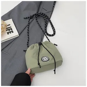 Dettaglio di una borsa a secchiello leggera in nylon verde con coulisse per uso quotidiano