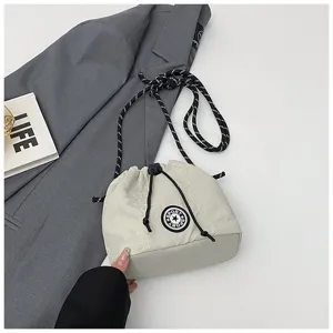 Borsa a secchiello casual in nylon con coulisse e toppa sportiva su sfondo lifestyle