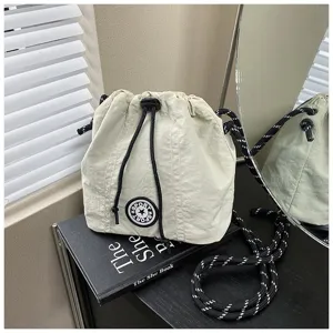 Vista dettagliata della borsa a secchiello in nylon leggero con coulisse moderna