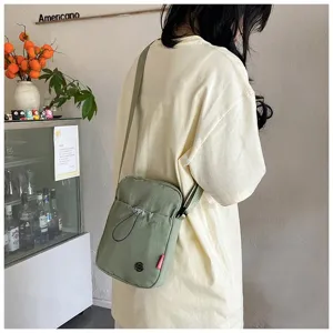 Gedetailleerd overzicht van de lichtgroene nylon crossbodytas voor dagelijks gebruik.