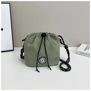 Borsa a secchiello casual in nylon verde oliva con coulisse e toppa a stella sport.