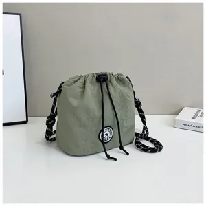 Vista dettagliata della borsa a secchiello in nylon verde oliva con coulisse