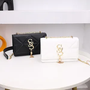 Elegante zwart-witte gewatteerde crossbodytassen met gouden S-kwastje metalen logo