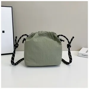 Borsa a secchiello leggera in nylon verde con coulisse e tracolla in corda a pois