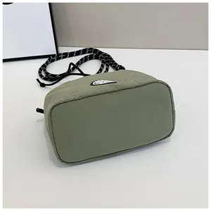 Dettaglio della borsa a secchiello a tracolla in nylon verde oliva chiaro con cordino