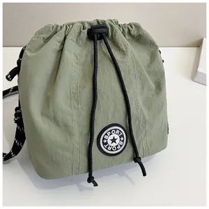 Primo piano di una borsa a secchiello in nylon verde con coulisse e logo sportivo