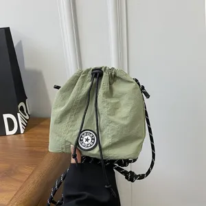 Borsa a secchiello unisex leggera in nylon verde salvia con coulisse e toppa sportiva