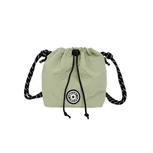 Borsa a secchiello leggera in nylon verde salvia con coulisse per il tempo libero all'aperto