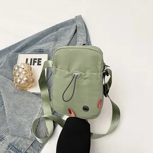 Lichte mintgroene nylon schoudertas voor mobiele telefoon, perfect voor casual zomer
