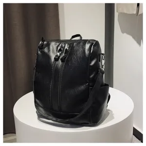 Detailansicht eines schwarzen multifunktionalen Damenrucksacks aus weichem Kunstleder