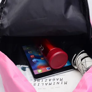 Detailansicht des Innenraums eines rosa Segeltuch-Rucksacks mit viel Stauraum