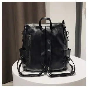 Detaillierte Rückansicht eines schwarzen Rucksacks aus weichem Leder mit Tragegurten