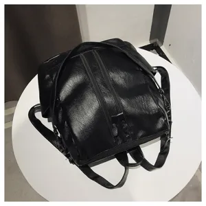 Detailansicht des schwarzen Rucksacks aus weichem Leder mit praktischem Doppelreißverschluss-Design