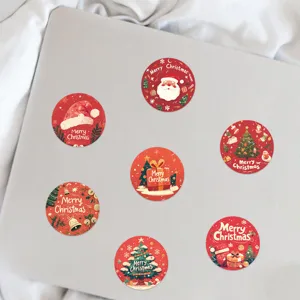 Gedetailleerd beeld van meerdere ronde kerststickers met de Kerstman en feestelijke bomen