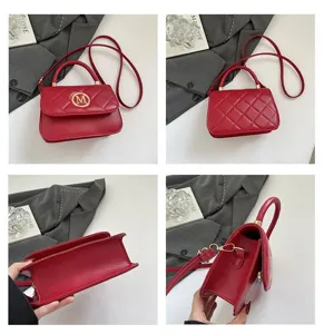 Rote gesteppte kleine quadratische Handtasche aus vier Perspektiven mit goldenem M-Logo-Detail.