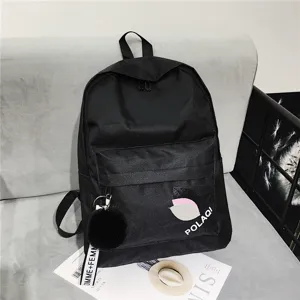 Minimalistischer schwarzer Canvas-Rucksack für Schüler mit Bommel-Schlüsselanhänger.