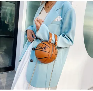 Vista detallada de un bolso bandolera creativo con forma de baloncesto y cadena dorada mujer.