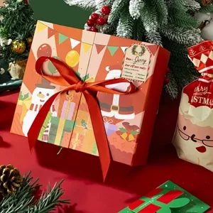 Detailweergave van een kerstlabel op een geschenkdoos met decoratieve Kerstman-illustraties