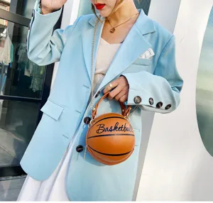 Primer plano de un bolso bandolera con forma de balón de baloncesto