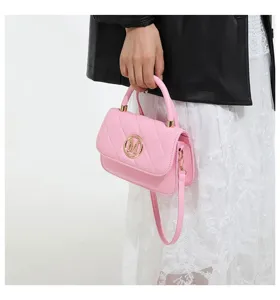 Detailansicht einer rosa gesteppten kleinen quadratischen Tasche mit goldenem M-Logo