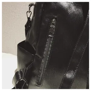 Nahaufnahme eines schwarzen Rucksacks aus weichem Leder mit Reißverschlusstasche