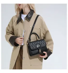 Primer plano de un elegante bolso de mano de cuero negro acolchado para mujer moderna