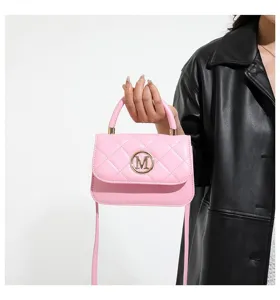 Nahaufnahme einer stylischen rosa gesteppten Mini-Handtasche mit goldenem M-Logo