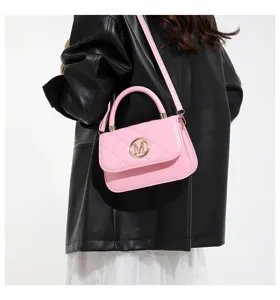 Rückansicht eines Models mit einer stylischen rosa gesteppten Umhängetasche mit goldenem M-Logo.