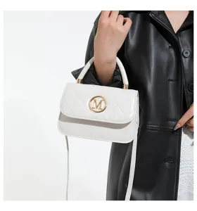 Weiße gesteppte Handtasche mit goldenem M-Logo, minimalistisches Design für Damen