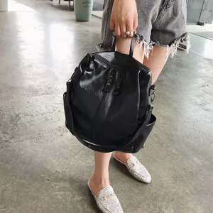 Stilvoller schwarzer Multifunktions-Rucksack aus weichem Leder in Lifestyle-Szene