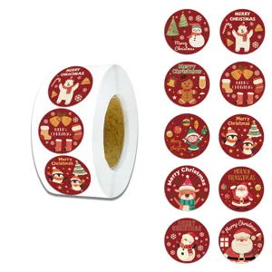 Gedetailleerde weergave van kerststickers op rol voor feestelijke decoraties.